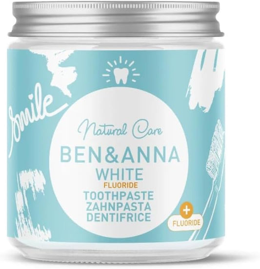 BEN & ANNA Bianco con fluoro – Dentifricio naturale in vetro – carbone attivo sbiancante, vegano, sapore di menta naturale – Dentifricio in lattina, denti bianchi
