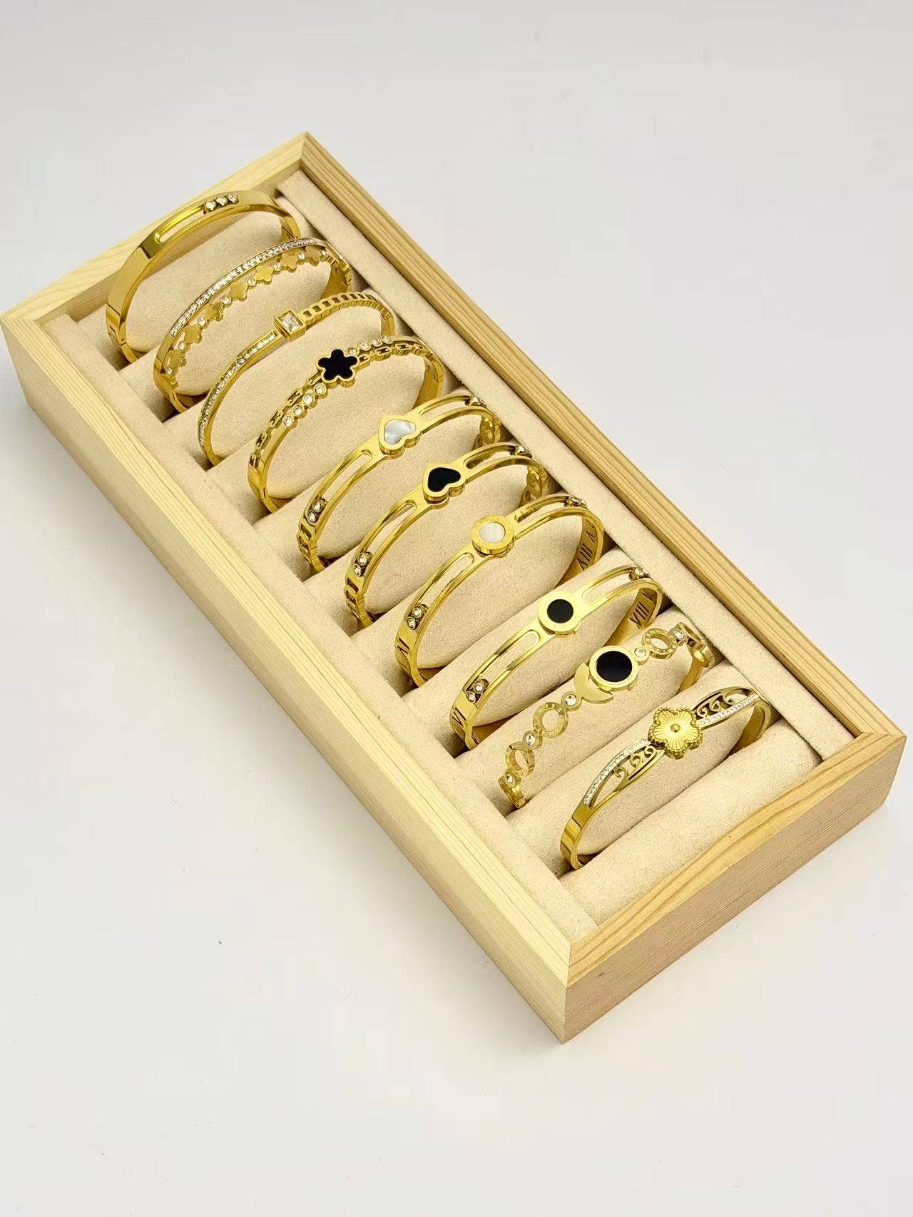 COSMOS - Lotto di 10 braccialetti eleganti in acciaio inossidabile su espositore.