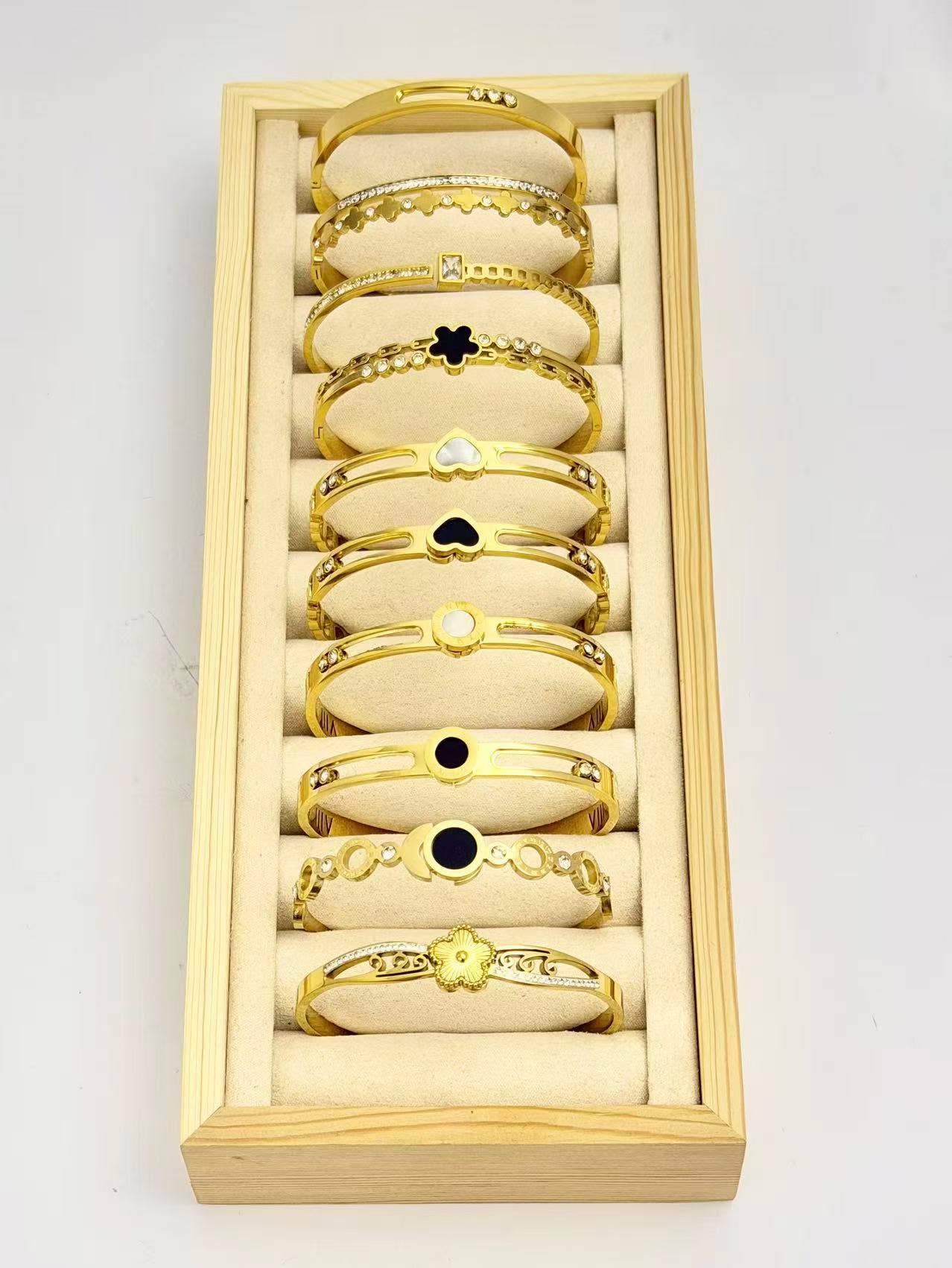 COSMOS - Lotto di 10 braccialetti eleganti in acciaio inossidabile su espositore.